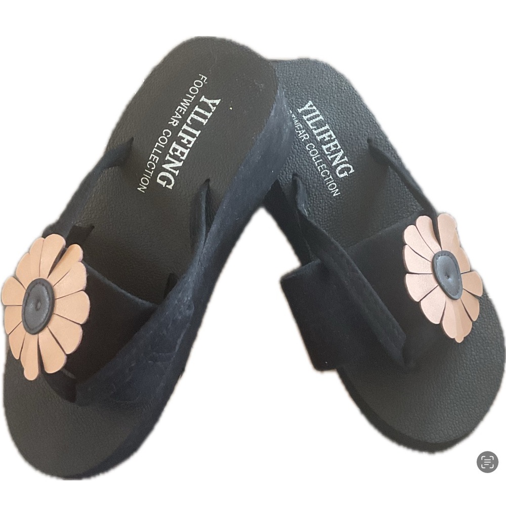Yilifeng Women’s / Girls Black Foam Sandals with Tan flower petals .